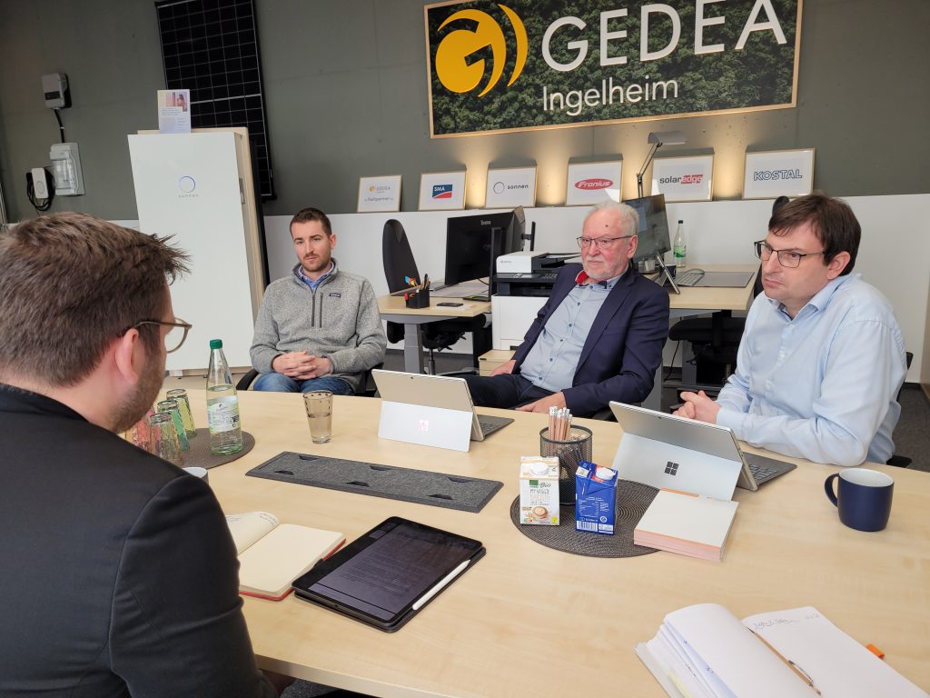 GEDEA-Ingelheim zusammen am Tisch & im Gespräch mit Daniel Baldy MdB im Showroom.