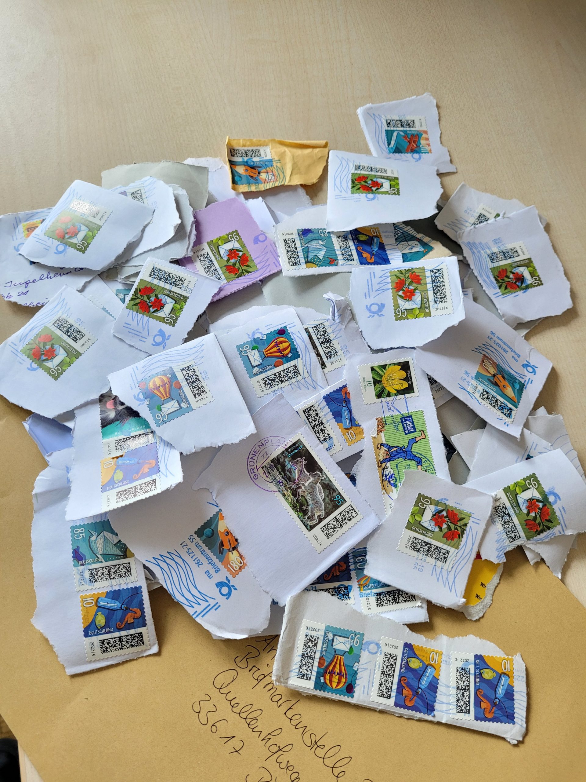 Haufen mit Briefmarken die an die Briefmarkenstelle Bethel gesendet werden.